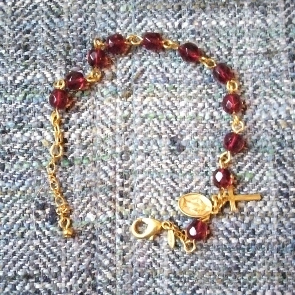 Vintage Avon Gold Tone Bracelet with Deep Red Beads